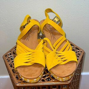 Zodiac Women's Paola wedge Sandal, Yellow, size 9M